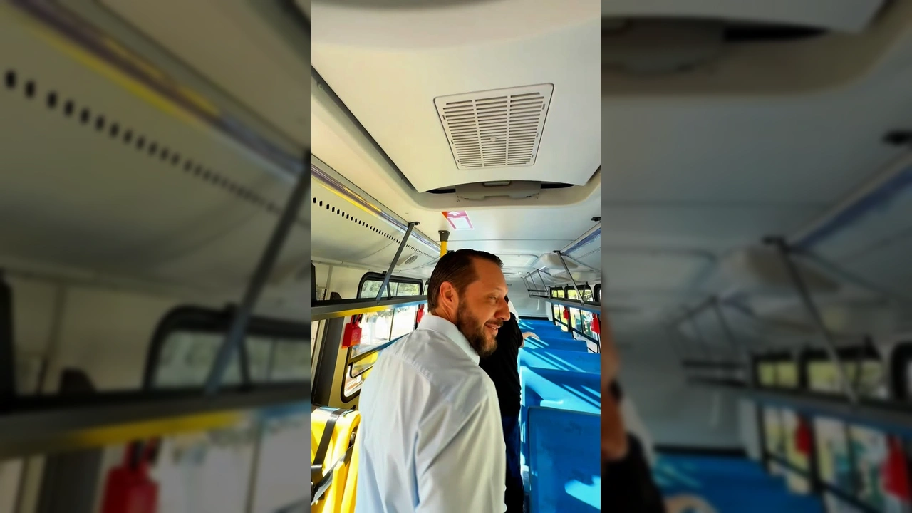 Ônibus escolar amarelo da Prefeitura de Querência-MT. Crédito: @prefeituradequerencia.