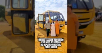Ônibus escolar recém-adquirido para Ribeirão Cascalheira, com presença de autoridades / Instagram Prefeitura de Ribeirão Cascalheira-MT