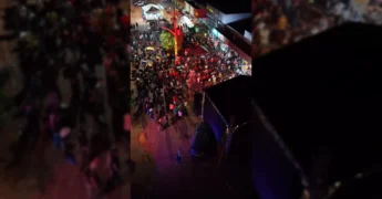 Foto de cima de um show musical em uma praça lotada no distrito de Espigão do Leste, São Félix do Araguaia, com palco iluminado e diversas pessoas celebrando o evento e as obras. Crédito: Instagram/@saofelixdoaraguaia