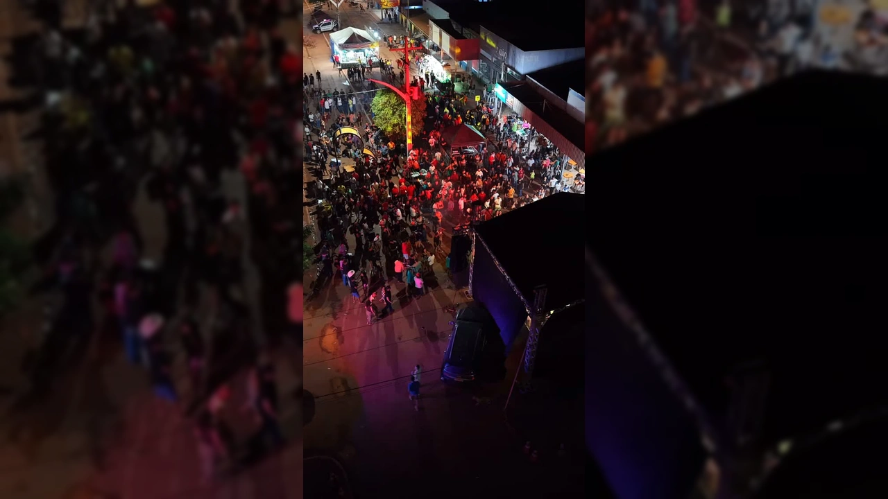 Foto de cima de um show musical em uma praça lotada no distrito de Espigão do Leste, São Félix do Araguaia, com palco iluminado e diversas pessoas celebrando o evento e as obras. Crédito: Instagram/@saofelixdoaraguaia
