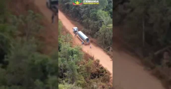 Imagem aérea de uma escavadeira e tubos ARMCO sendo instalados em uma estrada de terra rural em Itanhangá, Mato Grosso / Instagram prefeituraitanhanga