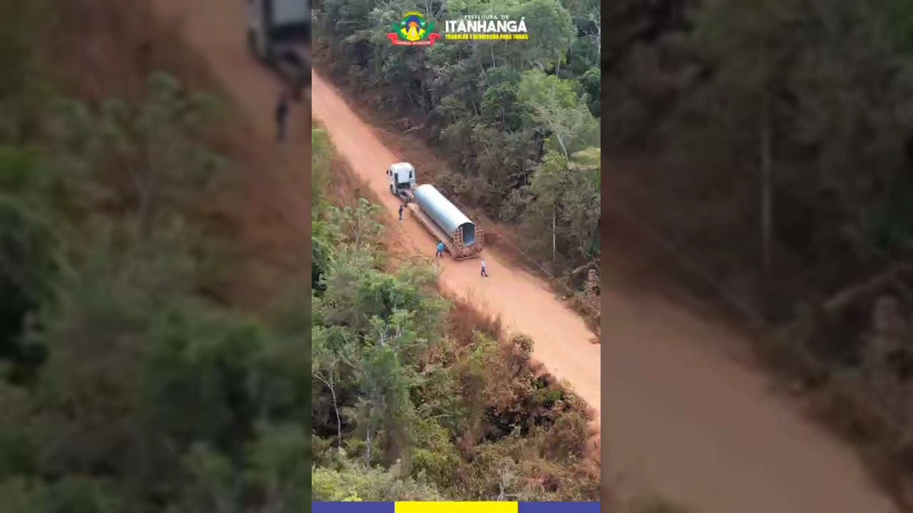 Imagem aérea de uma escavadeira e tubos ARMCO sendo instalados em uma estrada de terra rural em Itanhangá, Mato Grosso / Instagram prefeituraitanhanga