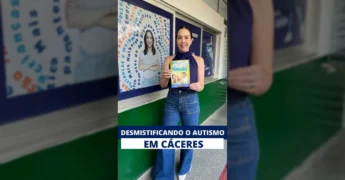 Maysa Leão segurando um livro sobre autismo e fazendo um convite para palestra em Cáceres / Instagram @maysaleao