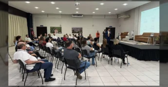 Auditório com pessoas assistindo a palestra sobre holdings e sucessão familiar em Sinop, com um palestrante no palco. Créditos: sindicatoruralsinop / Instagram