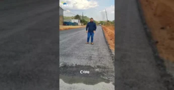 Vista de uma rua em processo de pavimentação com asfalto no Bairro Garsa, Colniza, com máquinas e trabalhadores. Créditos: Prefeitura de Colniza / Instagram