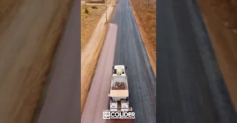 Máquina compactadora de solo trabalhando na pavimentação da Estrada Planalto em Colíder, Mato Grosso. Imagem: Prefeitura de Colíder / Instagram