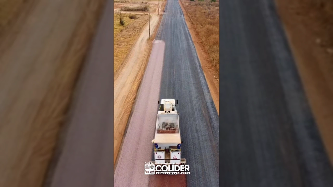 Máquina compactadora de solo trabalhando na pavimentação da Estrada Planalto em Colíder, Mato Grosso. Imagem: Prefeitura de Colíder / Instagram