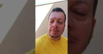 Homem em camisa amarela explicando perícia em assinatura eletrônica. Crédito: Instagram @cursodeperitografotecnico