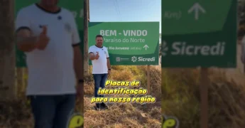 Homem em frente a placa de identificação da comunidade Paraíso do Norte, com logo da Sicredi - Crédito: prefeitura_novabandeirantes / Instagram