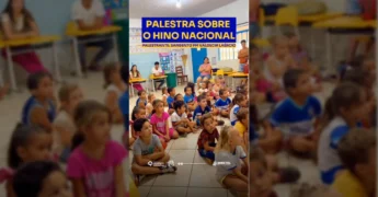 Sargento da Polícia Militar palestrando para crianças sobre o Hino Nacional em Novo Horizonte do Norte. Crédito: Prefeitura de Novo Horizonte do Norte - MT / Instagram