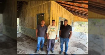 Prefeito Marcio Pescador e assessor em visita às comunidades rurais de Porto Estrela. Créditos: Prefeitura de Porto Estrela-MT / Instagram.