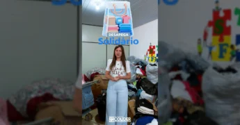 Imagem da primeira-dama Michele Schenkel em ambiente com doações de roupas, calçados e brinquedos para o Desapega Solidário em Colíder. Créditos: Prefeitura de Colíder / Instagram.