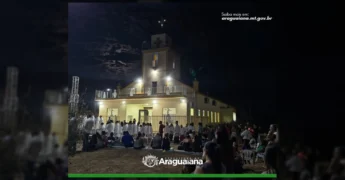 Fiéis participam da procissão fluvial e terrestre da Festa de Nossa Senhora da Piedade em Araguaiana, Mato Grosso, com balsinhas iluminadas no rio. Créditos: Prefeitura de Araguaiana / Instagram