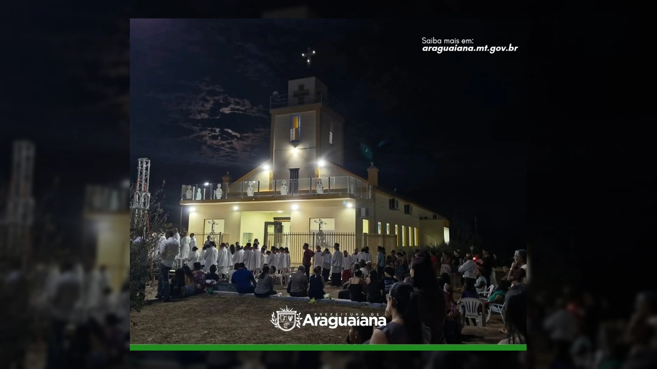 Fiéis participam da procissão fluvial e terrestre da Festa de Nossa Senhora da Piedade em Araguaiana, Mato Grosso, com balsinhas iluminadas no rio. Créditos: Prefeitura de Araguaiana / Instagram