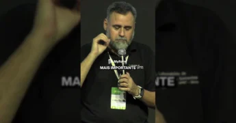 Professor Rogério Coimbra da My Farm Agro | Educação com microfone, falando sobre a importância da umidade relativa no armazenamento de sementes. Créditos: My Farm Agro | Educação / Instagram