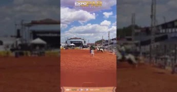 Presidente Eli Oliveira em destaque, com cenas de competições de Três Tambores e shows ao fundo na ExpoPar Paranatinga. Créditos: expoparrodeio / Instagram