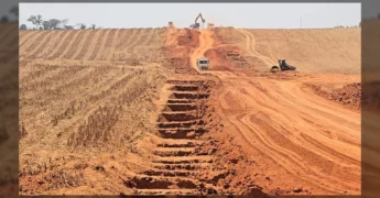 Máquinas trabalhando na recuperação de estradas rurais em Vera, MT, antes das chuvas. Créditos: Prefeitura Municipal de Vera / Instagram