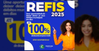 Mulher sorrindo apontando para a informação de 100% de desconto do REFIS 2025 da Prefeitura de Santo Antônio do Leste.