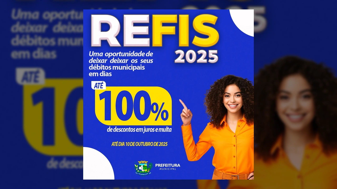 Mulher sorrindo apontando para a informação de 100% de desconto do REFIS 2025 da Prefeitura de Santo Antônio do Leste.
