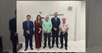 Grupo de pessoas posando para foto em evento sobre reforma tributária em Sinop, com crédito ao Instagram sindicatoruralsinop