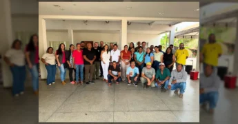 Grupo de pessoas em reunião do Conselho Municipal de Desenvolvimento Rural Sustentável em Porto Estrela, com apresentações e discussões. Créditos: Prefeitura de Porto Estrela-MT / Instagram.