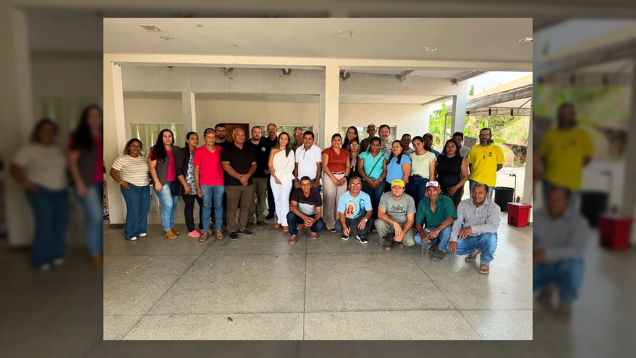 Grupo de pessoas em reunião do Conselho Municipal de Desenvolvimento Rural Sustentável em Porto Estrela, com apresentações e discussões. Créditos: Prefeitura de Porto Estrela-MT / Instagram.
