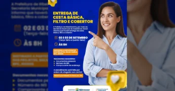 Mulher sorridente apontando para o lado, anunciando a entrega de cestas básicas, filtros e cobertores pela Prefeitura de Ribeirãozinho / Instagram