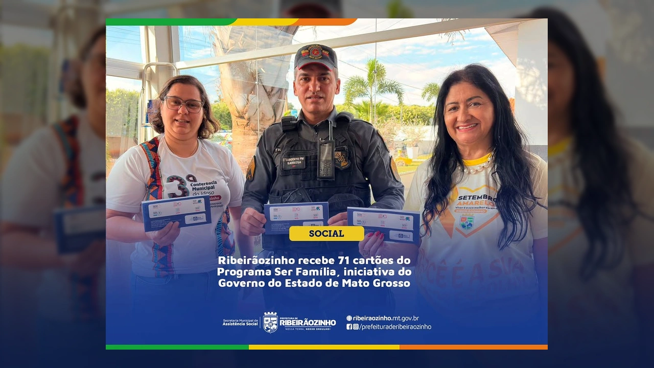 Oficiais da prefeitura de Ribeirãozinho e da Polícia Militar com os cartões do Programa Ser Família. Crédito: Prefeitura de Ribeirãozinho / Instagram.