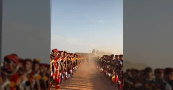 Imagem do ritual Kuarup em Querência, com participantes em fila e vestes tradicionais. Créditos: Prefeitura de Querência-MT / Instagram.