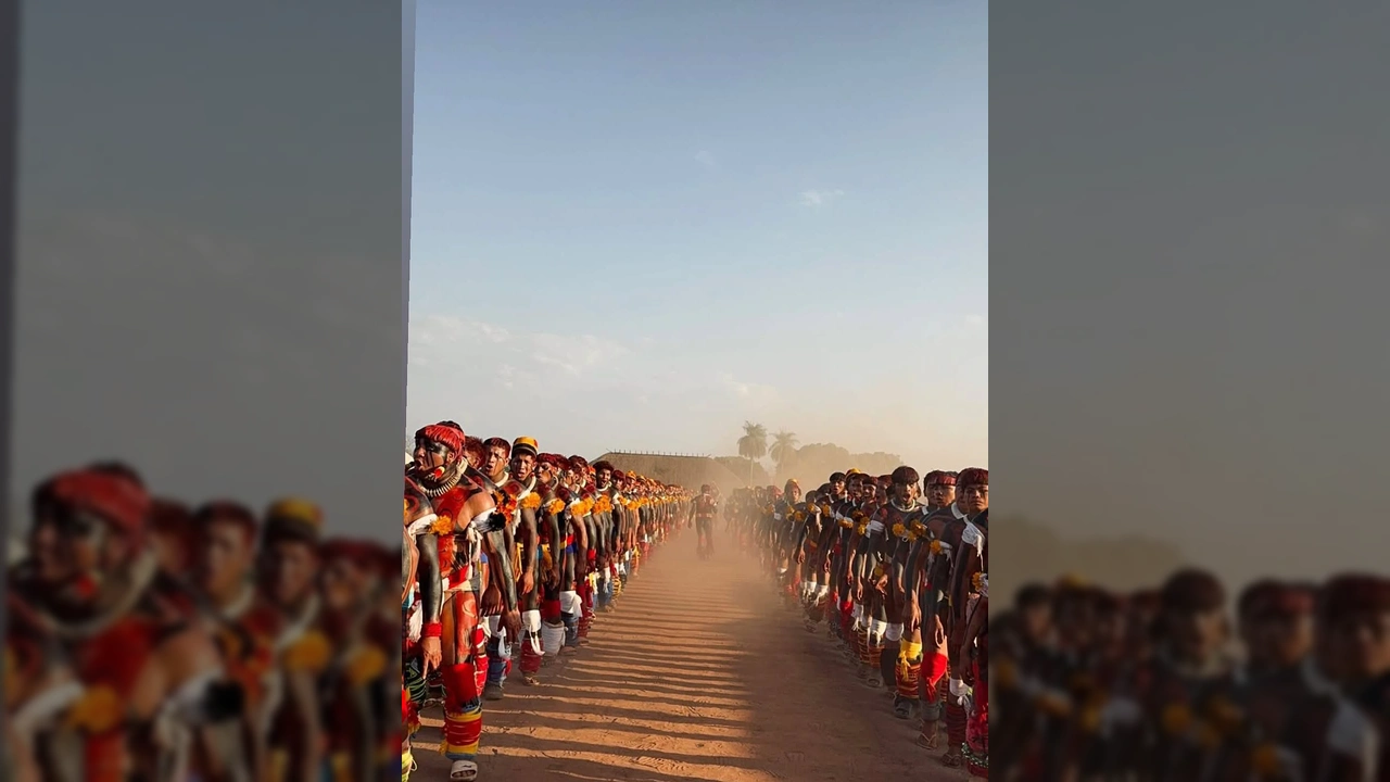 Imagem do ritual Kuarup em Querência, com participantes em fila e vestes tradicionais. Créditos: Prefeitura de Querência-MT / Instagram.