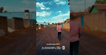 Imagem do prefeito José Maranhão na Rua Antônio Ferreira Soares, no Bairro Mãe Maria, em Alto Boa Vista, com a rua preparada para pavimentação asfáltica. Créditos: prefeitojosemaranhao_abv_ / Instagram