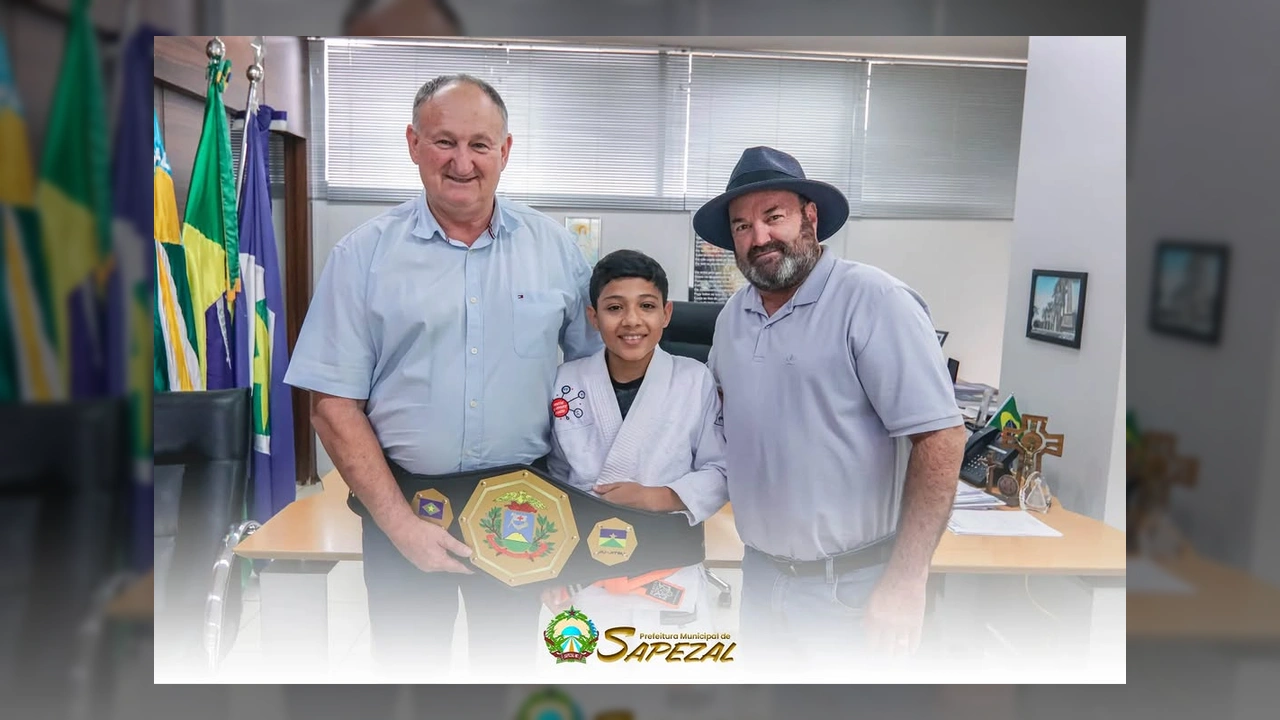 Jovem atleta Samuel Souza Muniz, tricampeão de Jiu-Jitsu, exibindo seu cinturão ao lado do prefeito e vice-prefeito de Sapezal. Crédito: Prefeitura de Sapezal / Instagram.
