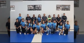 Imagem de atletas e autoridades de Santa Rita do Trivelato reunidos antes da viagem para o Super Campeonato Brasileiro de Taekwondo. Crédito: Instagram @prefeiturasantaritadotrivelato