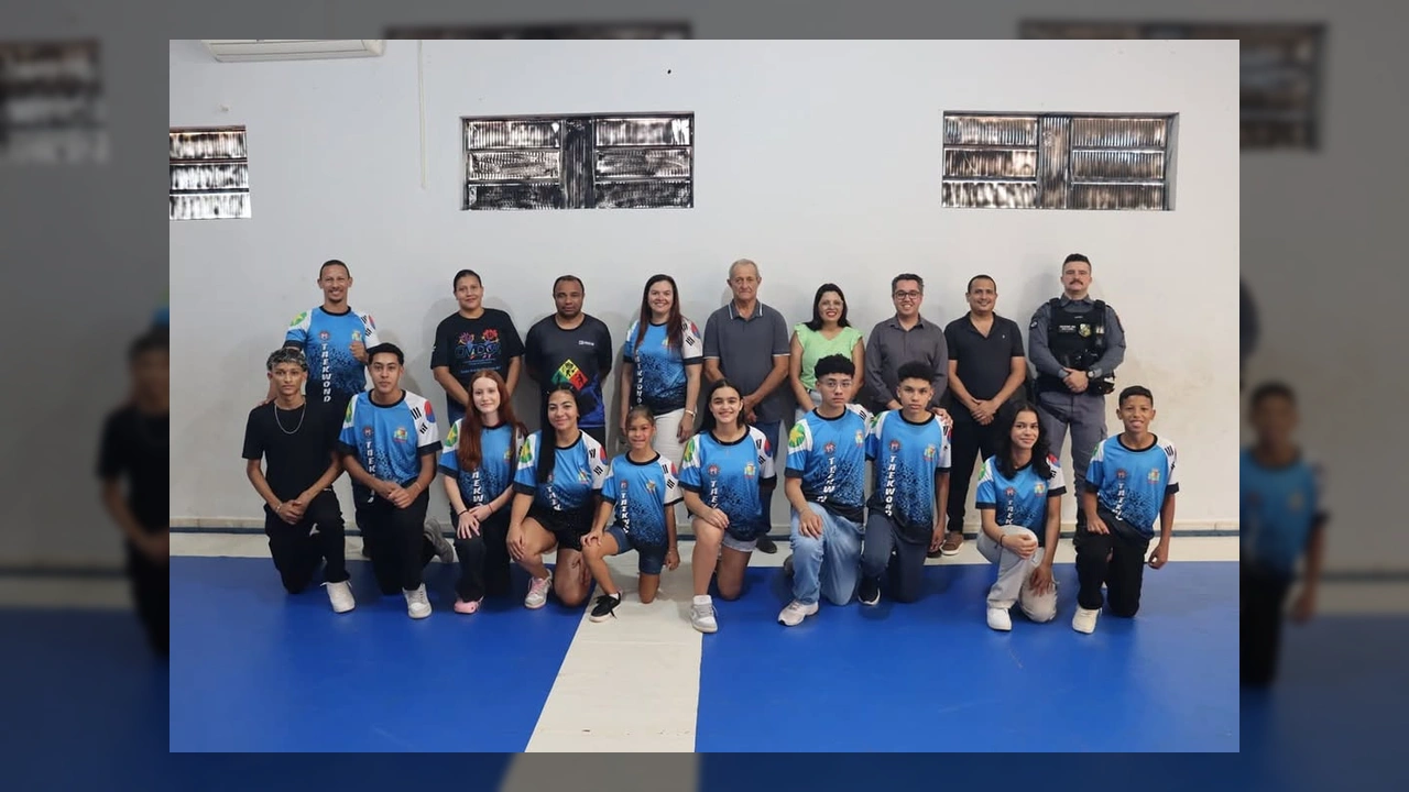 Imagem de atletas e autoridades de Santa Rita do Trivelato reunidos antes da viagem para o Super Campeonato Brasileiro de Taekwondo. Crédito: Instagram @prefeiturasantaritadotrivelato