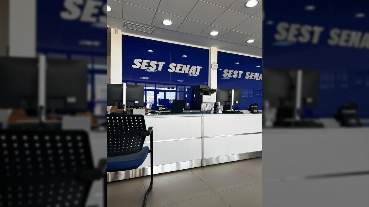 Interior da unidade SEST SENAT em Diamantino com balcão de atendimento, crachá: sine.diamantino