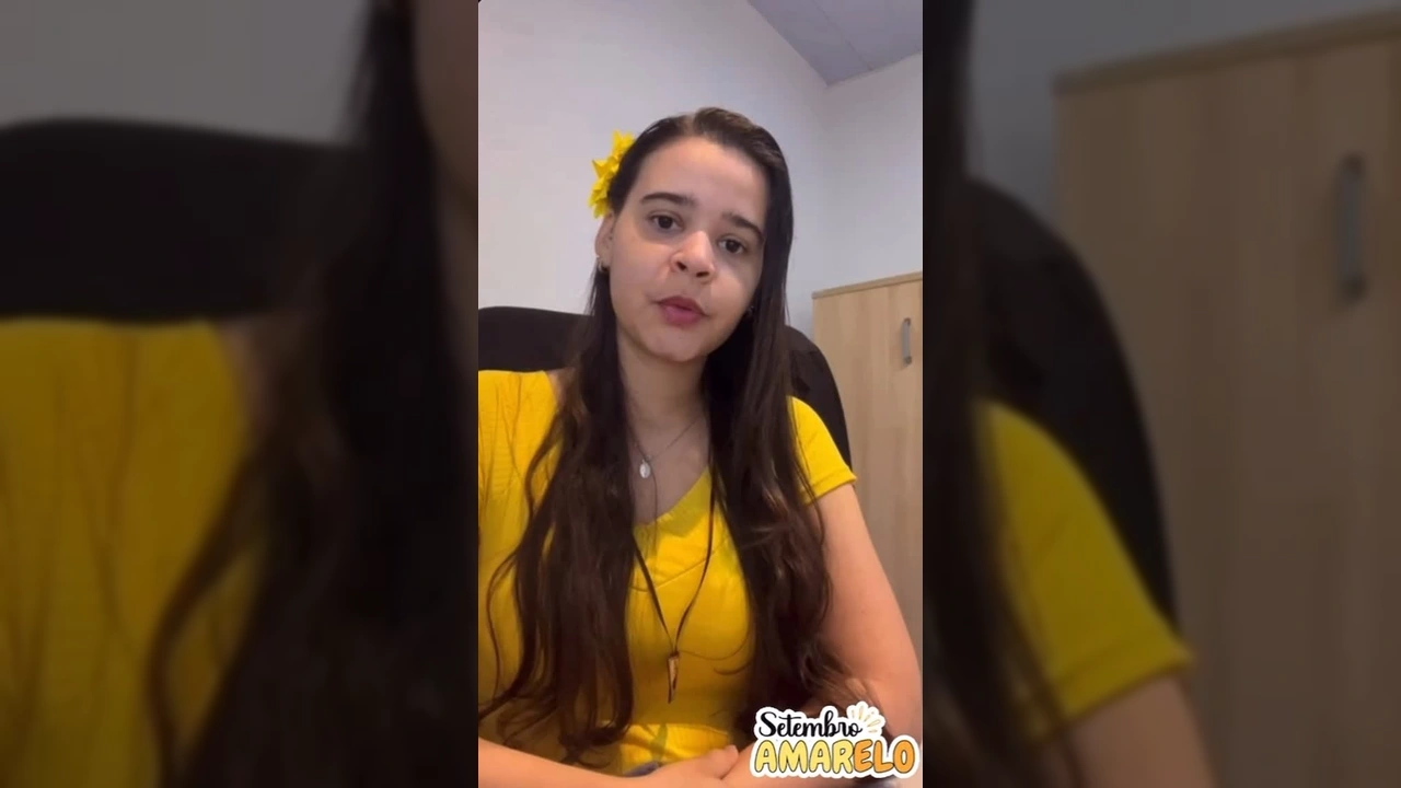 Psicóloga Luana Cunha, vestida de amarelo, falando sobre prevenção ao suicídio no Setembro Amarelo pela Secretaria de Saúde de Nova Olímpia / Instagram @saudenovaolimpia