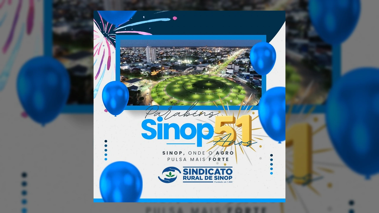Imagem aérea da cidade de Sinop à noite, com destaque para a rotatória central iluminada e prédios urbanos, em homenagem aos seus 51 anos de fundação. Créditos: sindicatoruralsinop / Instagram