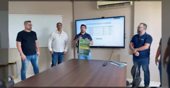 Pessoas da Prefeitura de Tapurah realizando o sorteio da Nota Premiada Tapuraense ao vivo / Instagram prefeituratapurah