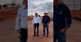 Prefeito e Secretário de Infraestrutura de Tangará da Serra em visita à obra de galerias pluviais no Jardim Aeroporto. Créditos: prefeituratangaradaserra / Instagram.