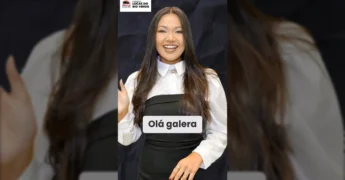 Tiala Lira sorrindo, com camiseta branca e blusa preta, apresentando as notícias do Sintep Lucas do Rio Verde em fundo escuro. / Instagram @sinteplrv