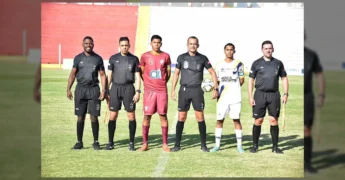 Árbitros e jogadores juvenis de futebol em campo. Crédito: FMF / Instagram fmfmt_oficial