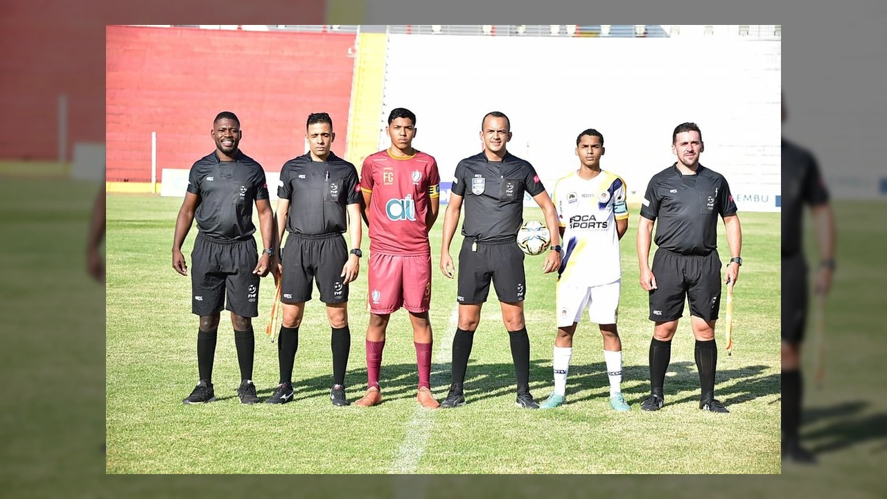 Árbitros e jogadores juvenis de futebol em campo. Crédito: FMF / Instagram fmfmt_oficial