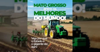 Trator verde realizando plantio em solo fértil de Mato Grosso, com campo de grãos e colheitadeira ao fundo, sob céu azul. Créditos: Governo de Mato Grosso / Instagram